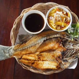 ปลากระพงทอดราดน้ำปลา