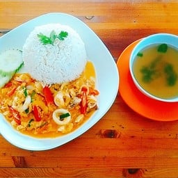 ปลาหมึกผัดไข่เค็มราดข้าว