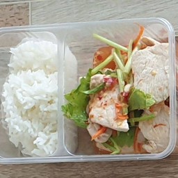 ยำอกไก่  ไก่150กรัม ข้าว100กรัม