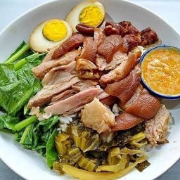 ข้าวราดเนื้อล้วนไข่พะโล้