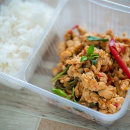 ผัดกะเพราอกไก่ผัดน้ำ ไก่150กรัม ข้าว100กรัม