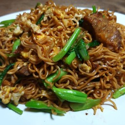 ผัดซีอิ้วมาม่าหมูกรอบ + น้ำเก๊กฮวย