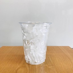 แก้วพลาสติก + น้ำแข็ง
