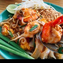 ผัดไทยอร่อยนอกบ้าน -