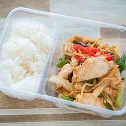 อกไก่ผัดขิงผัดน้ำ ไก่150กรัม ข้าว100กรัท