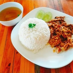 กระเทียมราดข้าว