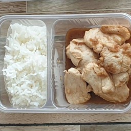 อกไก่กระเทียมผัดน้ำ ไก่150กรัม ข้าว100กรัม