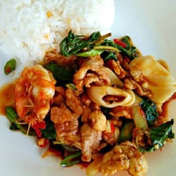 ข้าวกระเพรารวมมิตร