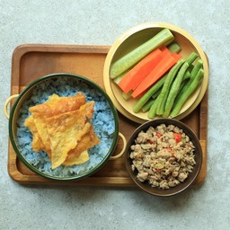 ข้าวอัญชัน น้ำพริกปลาทู ไข่เจียว ผักสด