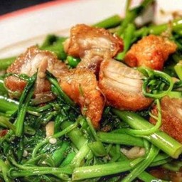 ข้าวผักบุ้งหมูกรอบ