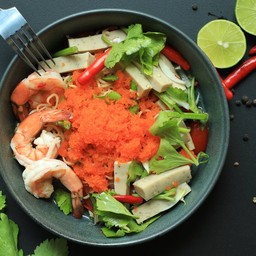 ยำมาม่ากุ้งหมูยอโรยไข่กุ้ง