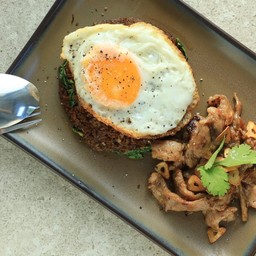 ข้าวคลุกกะเพรา หมูนุ่ม ไข่ดาวเยิ้ม
