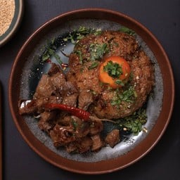 ข้าวเหนียวผัดน้ำจิ้มแจ่ว หมูปิ้งนุ่ม ไข่ดอง