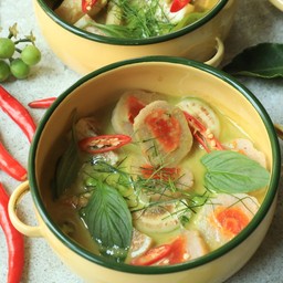 แกงเขียวหวานลูกชิ้นปลากรายไส้ไข่เค็ม