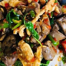 ข้าวกระเพราเครื่องในไก่