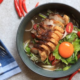 ยำหมูยังกรอบอยู่ ไข่ดอง