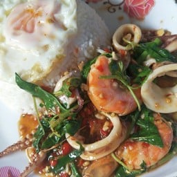 ข้าวกะเพราทะเลไข่ดาว