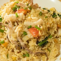 ข้าวผัดปลาหมึก