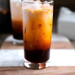 ชาไทยลาเต้ (มีคาเฟอีน)