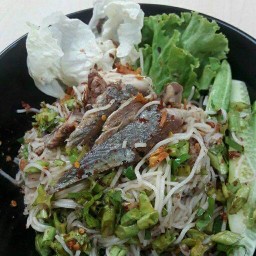 ยำขนมจีนปลาทู by jajar
