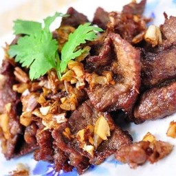 ข้าวเนื้อทอดกระเทียม