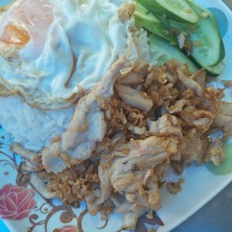 ข้าวไก่ทอดกระเทียมพริกไทยไข่ดาว