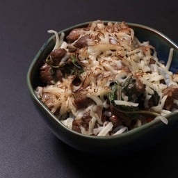 ข้าวกะเพราเนื้อโคขุน เผาชีส