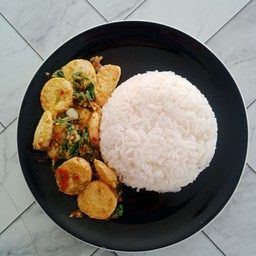 กะเพราเต้าหู้ไข่