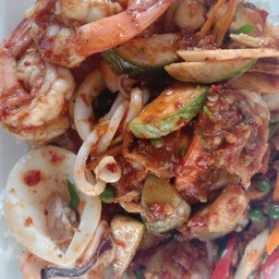 ผัดเผ็ดทะเลราดข้าว