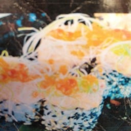 โรลงาหน้าสลัดแซลมอน