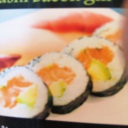 โรลใส้แซลมอนอโวคาโด Samol avocado maki