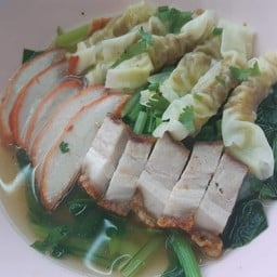 เกี๊ยวหมูเเดง+หมูกรอบ