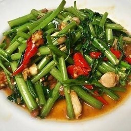 ผัดผักบุ้งไฟแดงเป็นกับข้าว