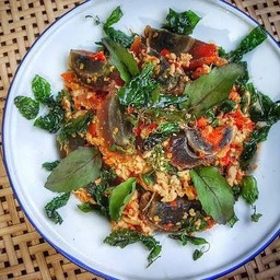 กะเพราไข่เยี่ยวม้าเป็นกับข้าว