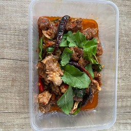 กระเพราเนื้อตุ๋น-กับข้าว