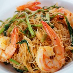 เส้นหมี่ผัดกระเฉดกุ้ง