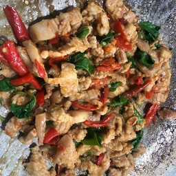 ผัดกะเพราสามชั้นราดข้าว