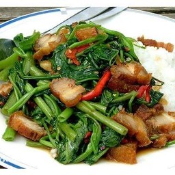 ผัดผักบุ้งหมูกรอบราดข้าว