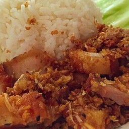 ข้าวหมูกรอบทอดกระเทียม