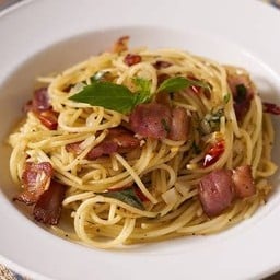 สปาเก็ตตี้ผัดเบคอนพริกแห้ง