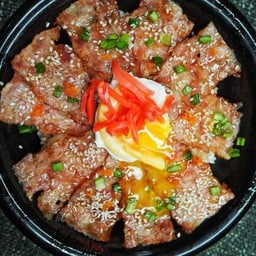 ข้าวญี่ปุ่นหน้าแฮมรมควันย่างไข่ลาวา