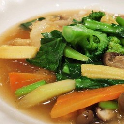 ราดหน้าเส้นใหญ่ เห็ด,ผักรวม เต้าหู้แผ่นมังสวิรัติ