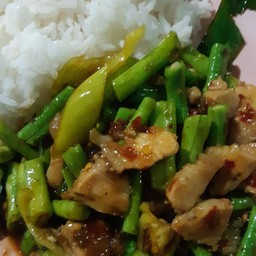 พริกแกงหมูสามชั้นราดข้าว