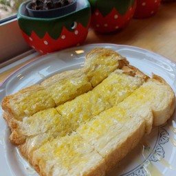 ขนมปังปิ้งเนยนม