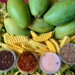 มะม่วงกะปิน้ำปลาหวาน-ร้านหยิบแต้ว ตรงข้ามคอนโดสมขายอาคาร4