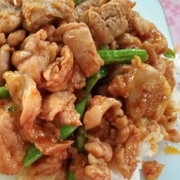 ผัดพริกแกงไก่ราดข้าว