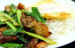 คะน้าหมูกรอบราดข้าว