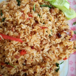 ข้าวผัดต้มยำหมูกรอบ