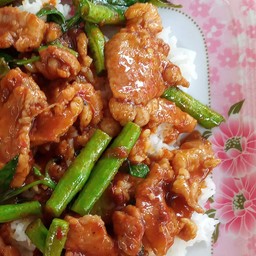 ผัดพริกแกงหมูราดข้าว