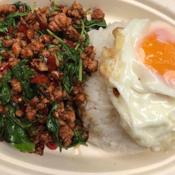 กระเพราหมูสับ ราดข้าว